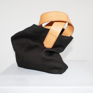 Minitasche in Schwarz mit braunen Lederträgern. Nachhaltig hergestellt in Deutschland.