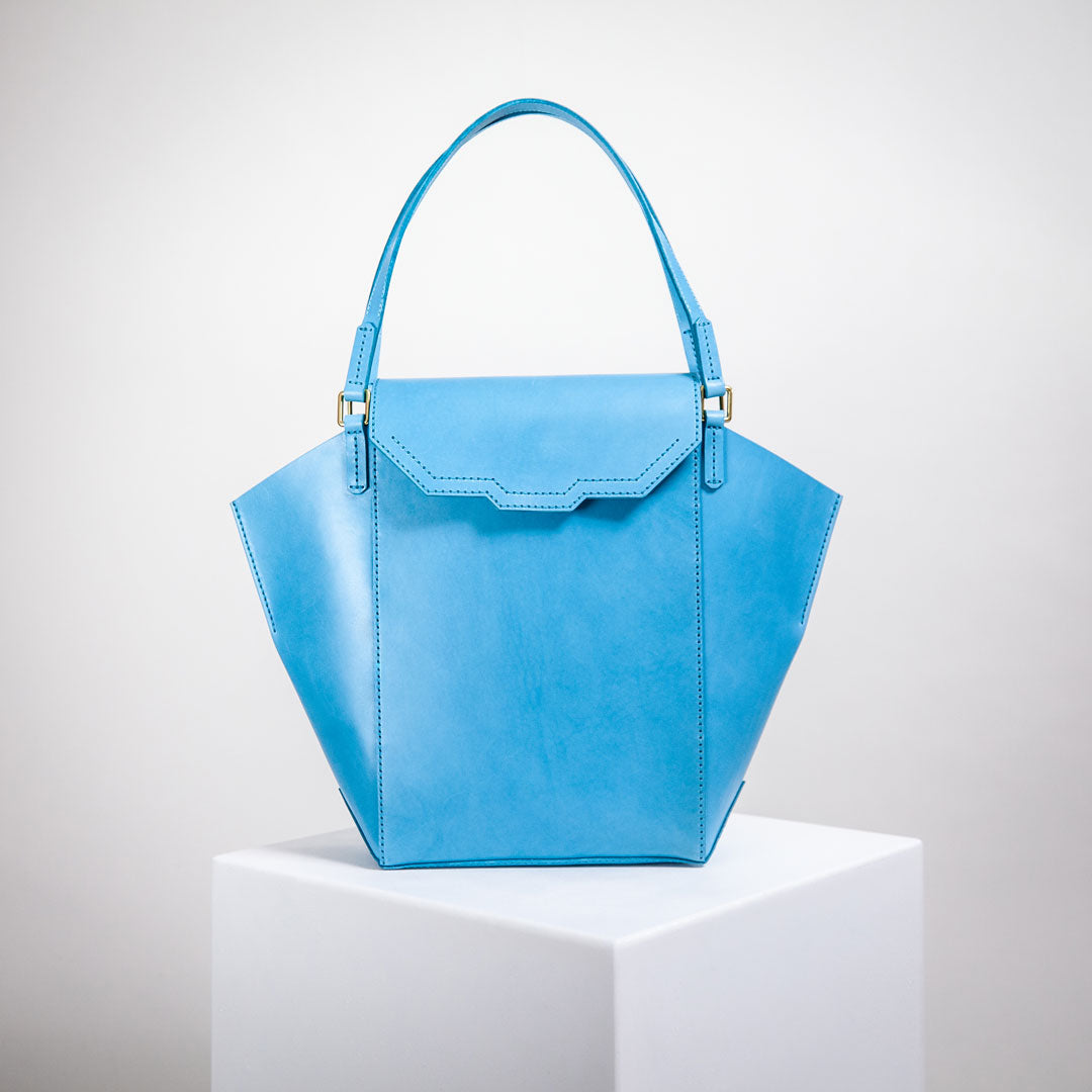 Blaue Handtasche für moderne Frauen mit Fach für einen Laptop. Nachhaltige Tasche aus premium Leder.