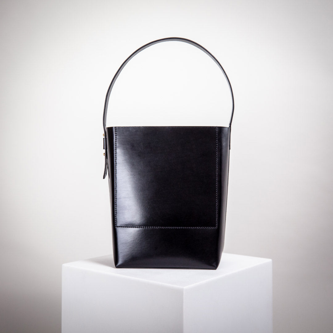 Rückansicht von schwarzer Handtasche aus Premium Leder aus Italien von AGDA.