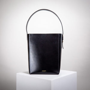 Schwarze Bucket Bag aus Premium Leder von AGDA. Made in Germany.