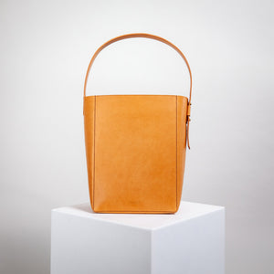 Camelfarbene Lederhandtasche von AGDA. Sustainable hergestellt.