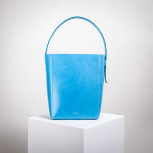 Blaue Bucket Bag aus Naturleder von AGDA. Made in Germany.