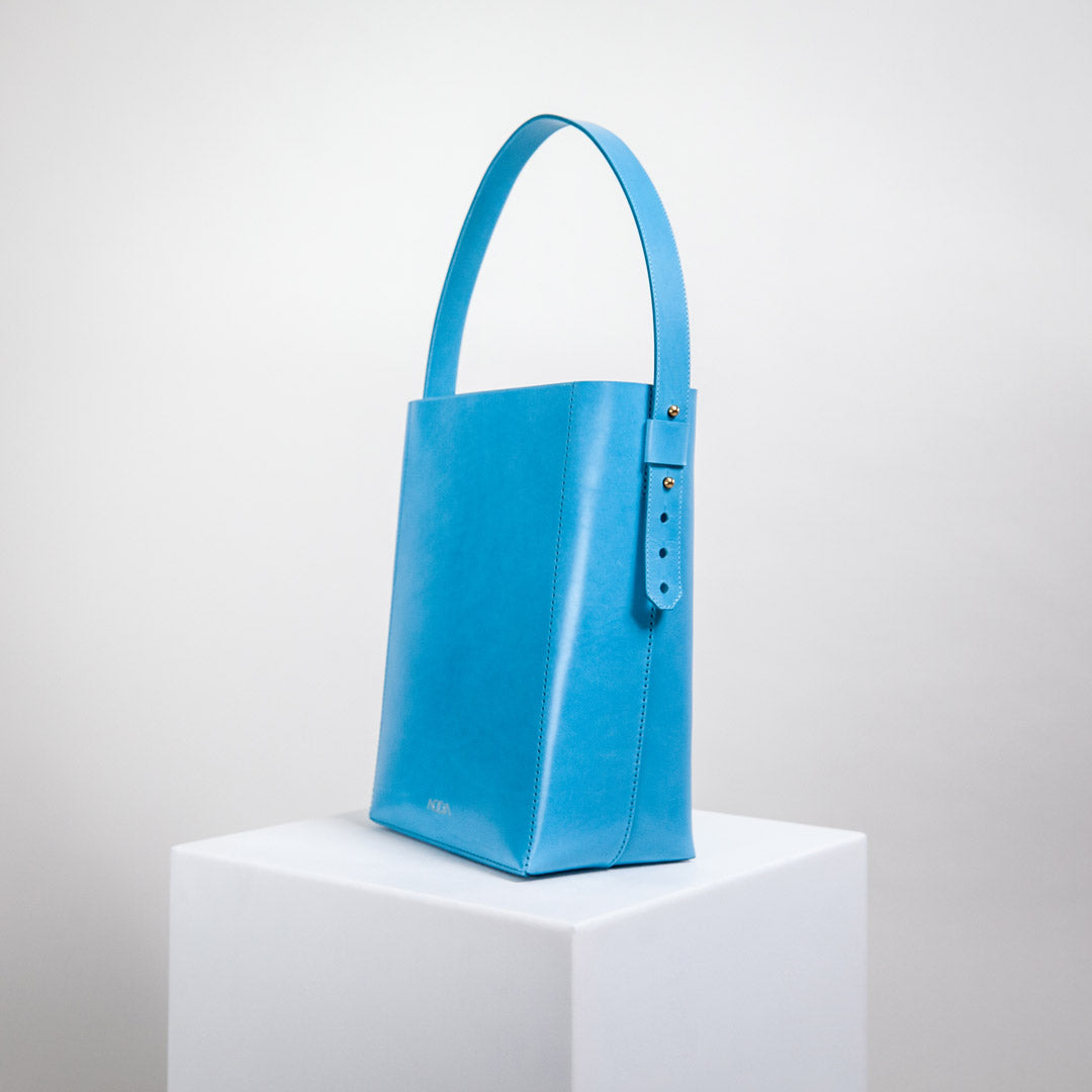 Bucket Bag in azurblau von AGDA. Nachhaltige Handtaschen Made in Germany.