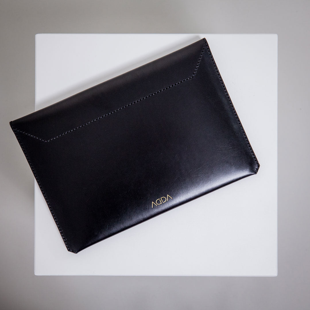 Schwarze Tasche für den Laptop aus natürlichem Leder. 13 Zoll Laptoptasche.