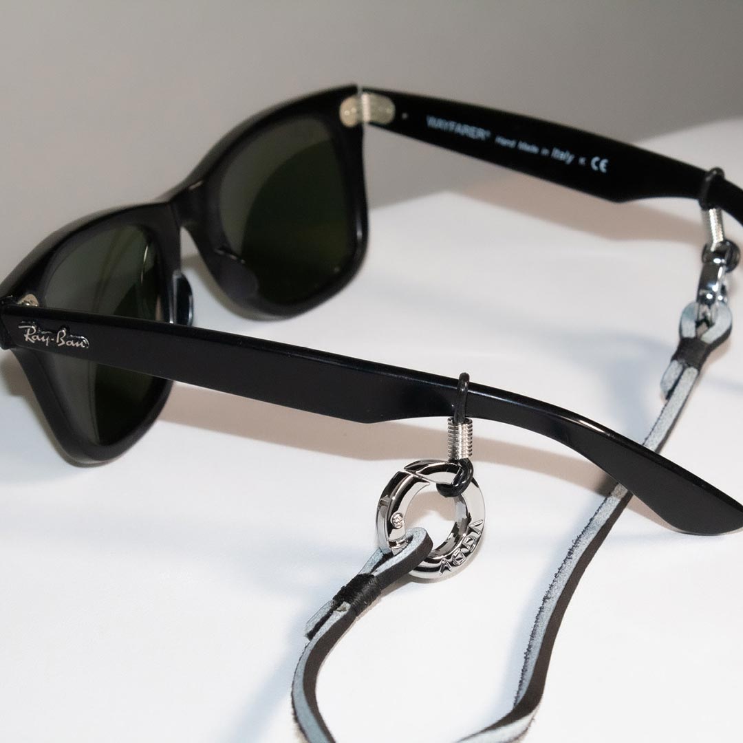 Sonnenbrille mit Brillenband in schwarzem Leder. Nachhaltige Produktion in Deutschland.