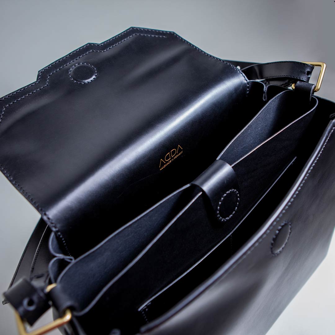 Innenausstattung der großen Handtasche aus schwarzem Premium-Leder.