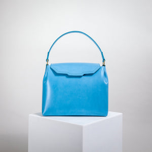 Azurblaue Handtasche von AGDA mit besonderem Design und viel Platz für Laptop, iPad und Co.