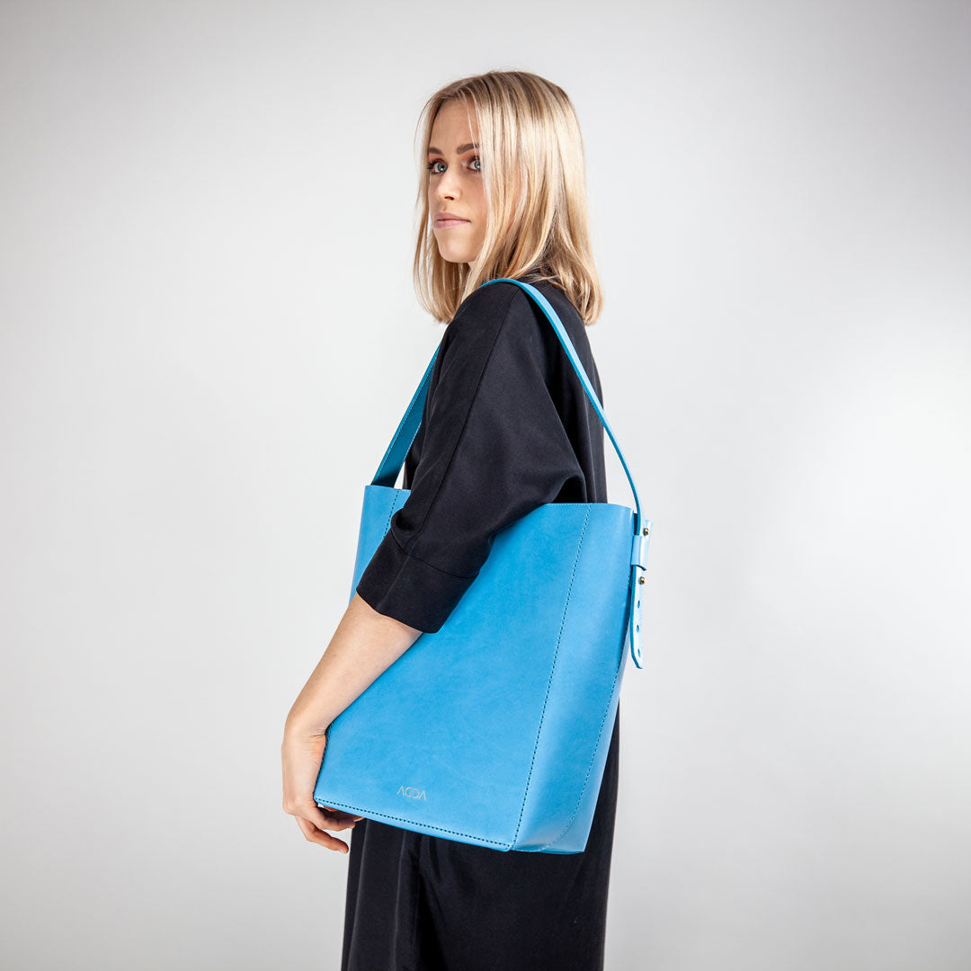 Moderne Frau mit blauer Lederhandtasche von AGDA.