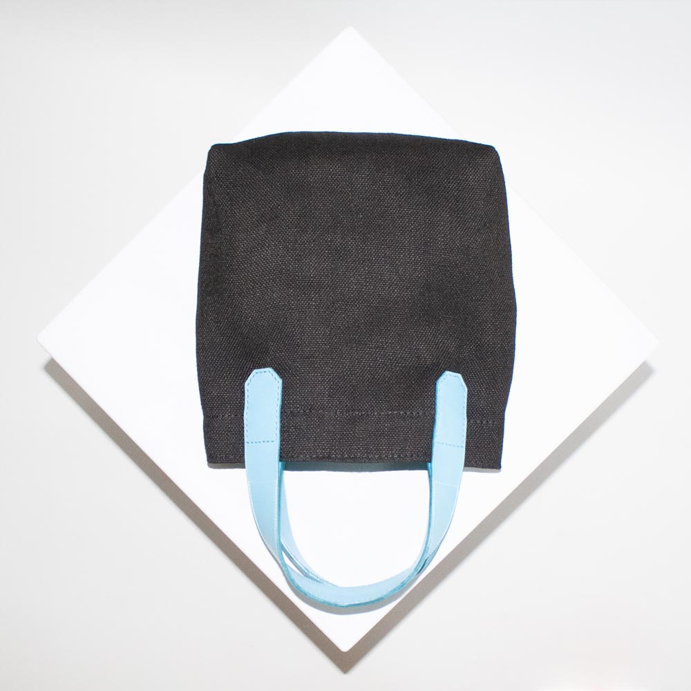 Kleine Canvas Tasche in Schwarz mit blauen Trägern. Nachhaltige Materialien hergestellt in Deutschland.